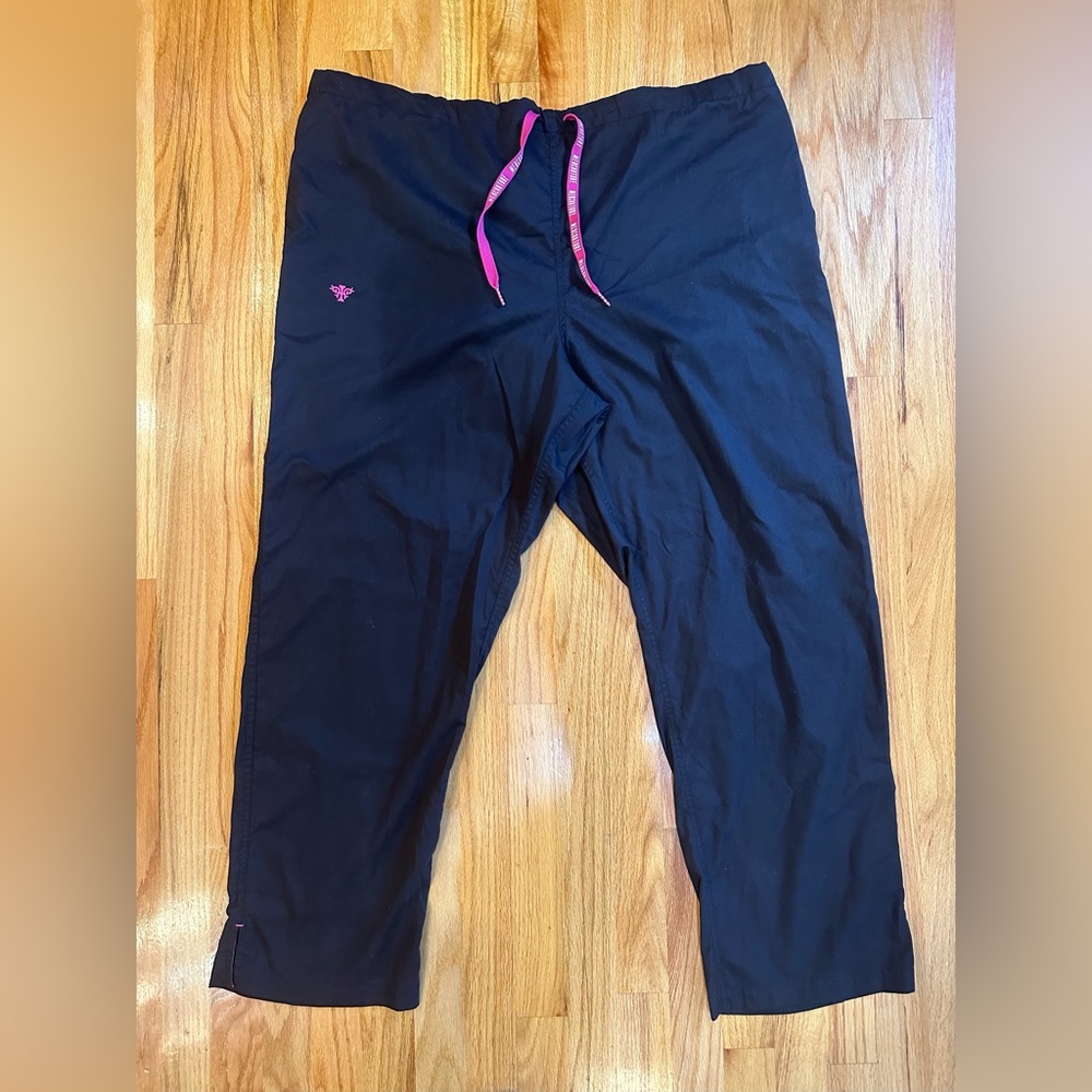 💜 5 for $25 or 3 for $18 MedCouture navy blue and pink scrub pants
